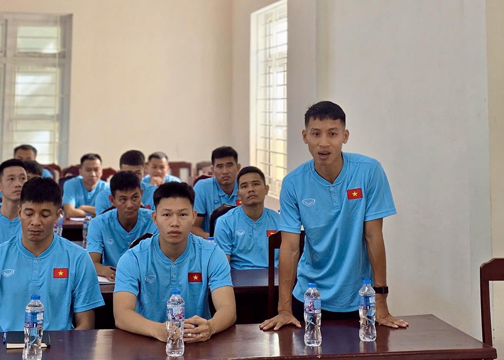 Đỗ Hùng Dũng được bầu làm lớp trưởng của khóa học Huấn luyện viên chứng chỉ C AFC/VFF năm 2026. Ảnh: VFF