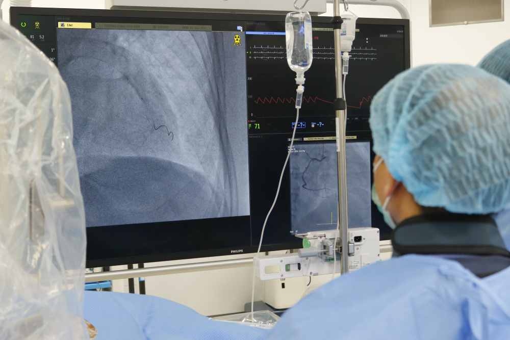 Applying DSA angioplasty technique to treat patients with severe coughing up blood at Bach Mai Hospital, Ninh Binh facility. Photo: Le Dat