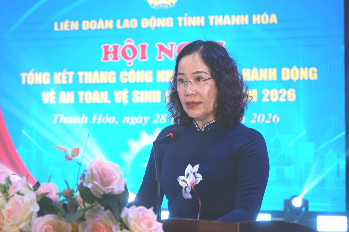 Bà Trịnh Thị Hoa - Phó Chủ tịch LĐLĐ tỉnh Thanh Hóa phát biểu khai mạc hội nghị. Ảnh: Quách Du