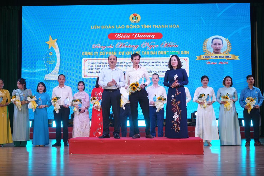 Thanh Hoa Provincial Labor Federation organizes a conference to summarize Workers' Month 2026, honoring and spreading bright spots in the workers' labor movement. Photo: Quach Du