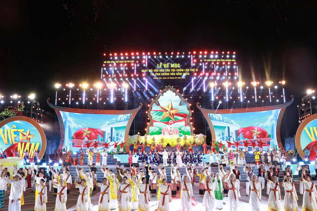 More than 1,000 artisans continue writing the story of Cham culture. Photo: Phuong Linh