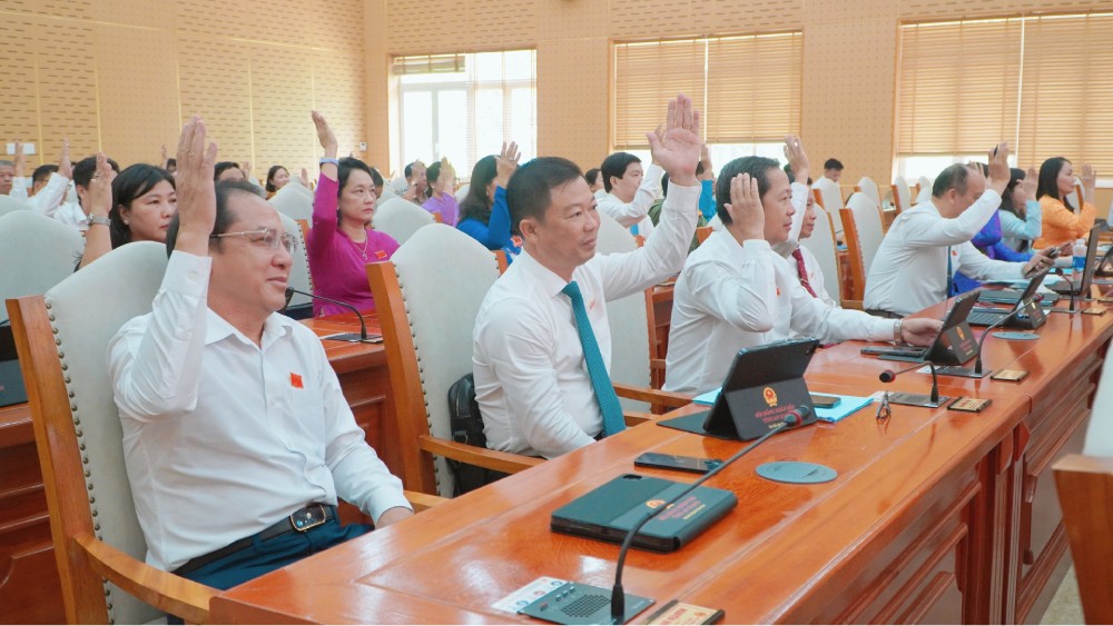 Các đại biểu biểu quyết thông qua những tờ trình dự thảo Nghị Quyết tại kỳ họp. Ảnh: Nguyên Anh