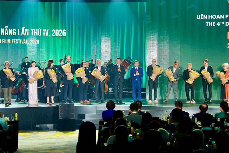 Mr. Le Ngoc Quang - Secretary of the Da Nang City Party Committee presents flowers to the Judging Panel of the Da Nang Asian Film Festival. Photo: Da Nang City People's Committee