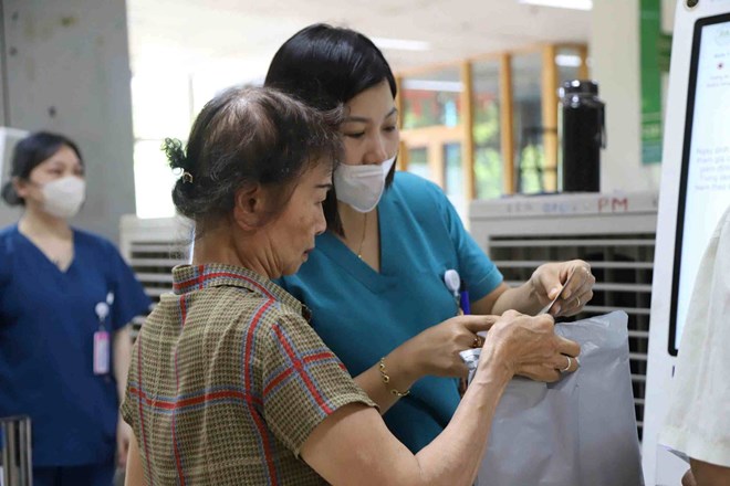 The Central Hospital pays 50% of health insurance for out-of-zone examinations. Photo: Van Anh