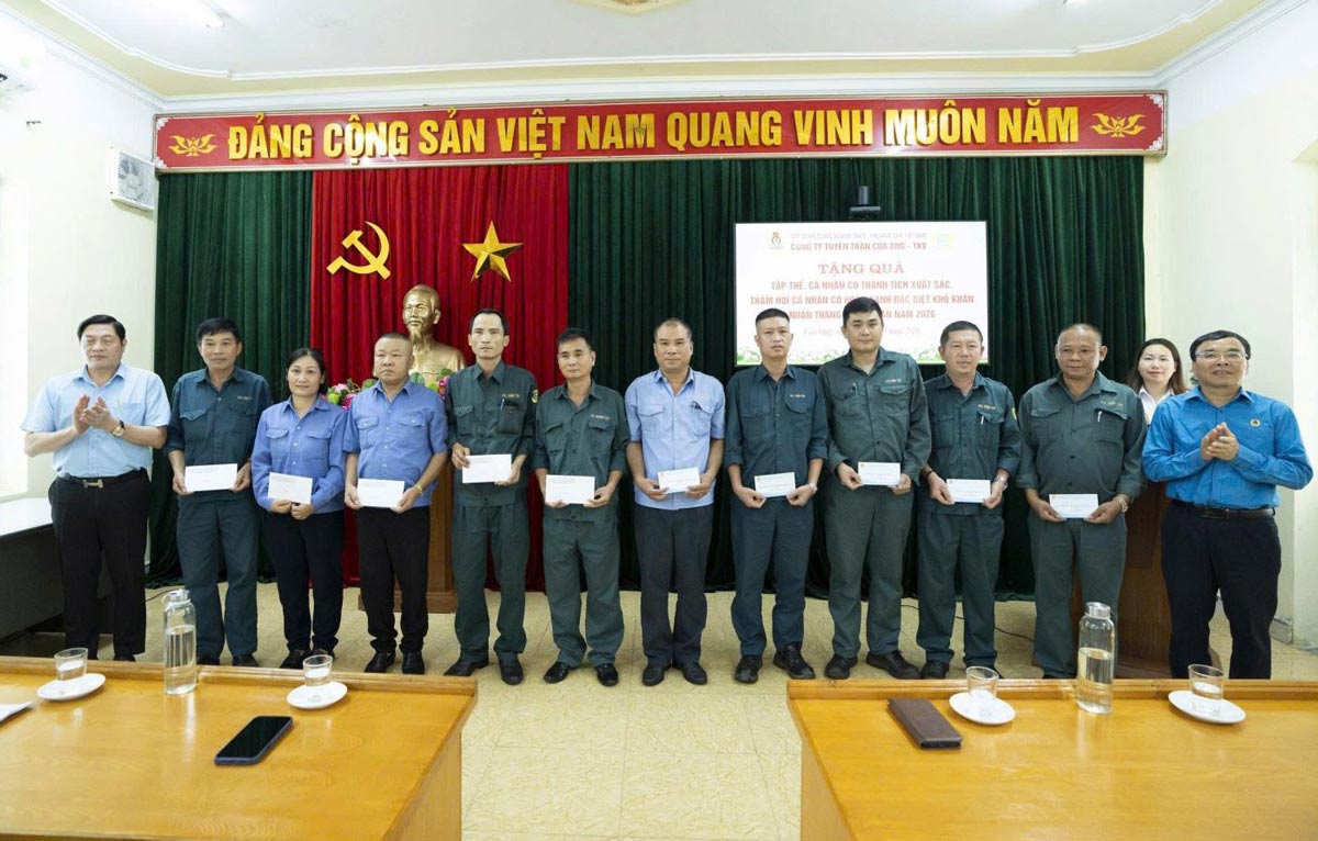 Trade union and leaders of Cua Ong Coal Selection Company visit and give gifts at 5 units PX Transport, PX Warehouse, PX Coal Selection 2, PX Mechanics, PX Electricity and Water in the hot season. Photo: Do Tang