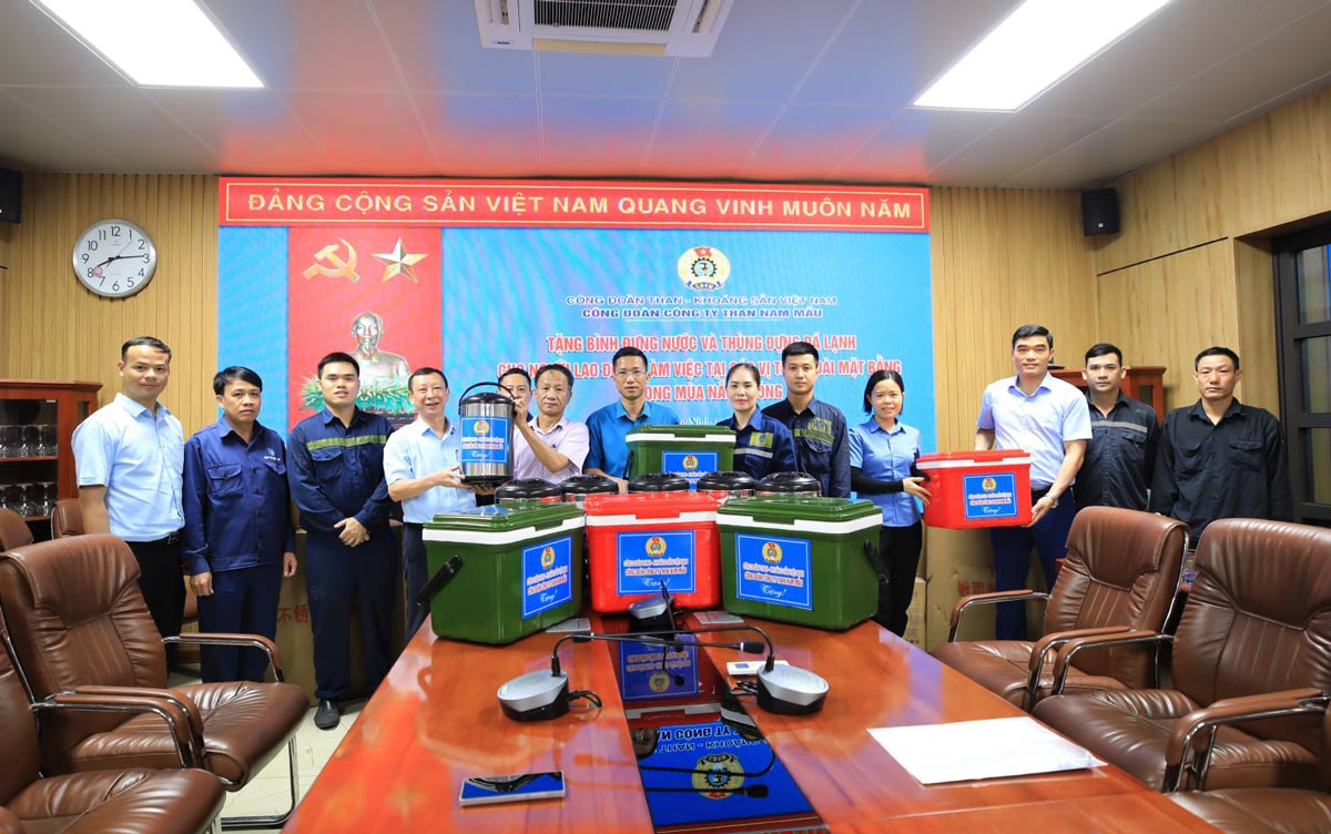 Công đoàn Công ty Than Nam Mẫu hỗ trợ 24 bình giữ nhiệt đựng nước cho các đơn vị. Ảnh: Công đoàn Than Nam Mẫu
