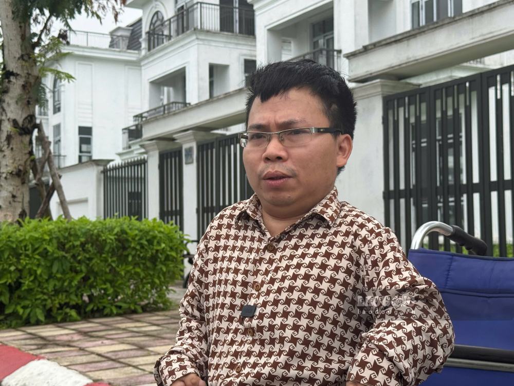 Anh Chu Quang Đức đến nộp hồ sơ mua nhà ở xã hội. Ảnh: Đinh Hiệp
