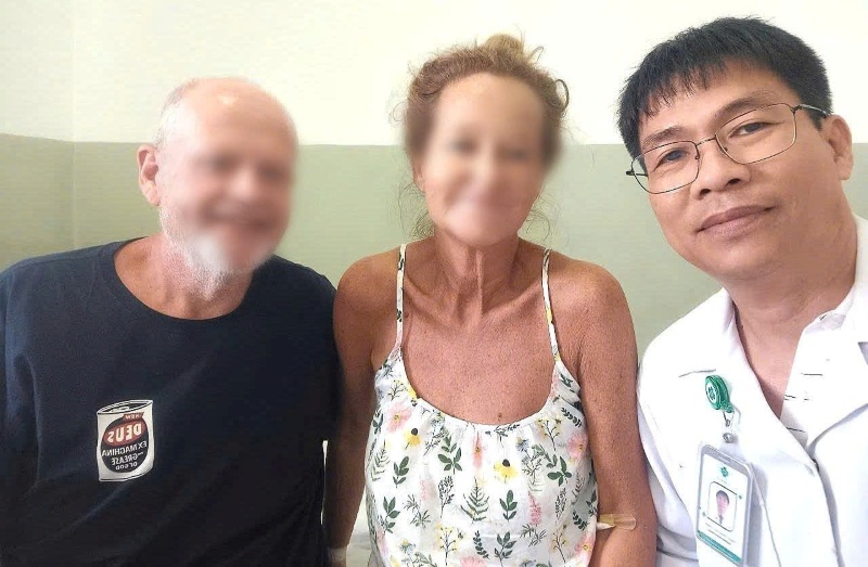 Bác sĩ BV đa khoa Thái Bình Dương Hội An chụp ảnh lưu niệm cùng du khách Úc, sau ca phẫu thuật thành công. Ảnh: Bệnh viện cung cấp