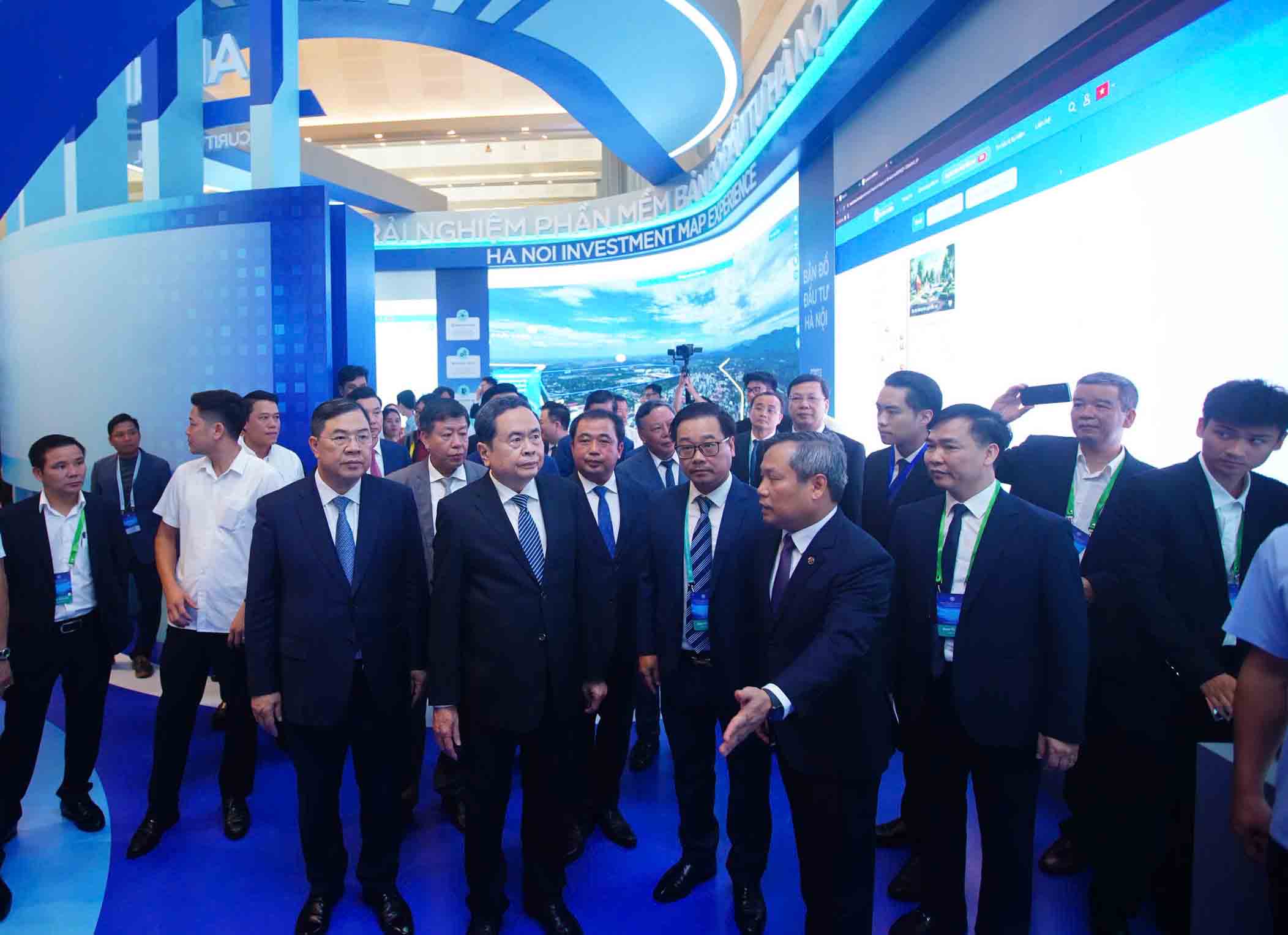 Politburo Member, National Assembly Chairman Tran Thanh Man and delegates visit the booth at the conference. Photo: BTC
