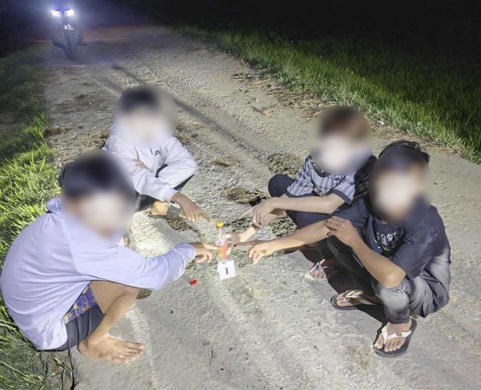 Las autoridades han descubierto a muchos jóvenes y adolescentes consumiendo drogas en la comuna de Phuoc Hau. Foto: Policía proporcionada