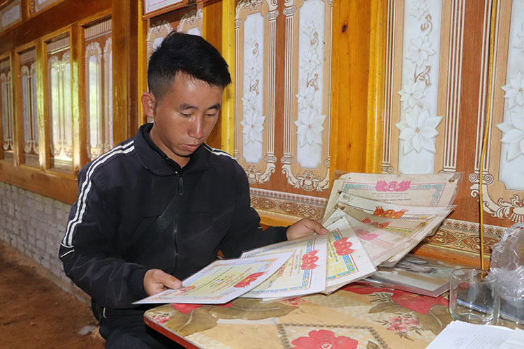 Anh Mùa A Thi cùng nhiều Bằng khen, giấy khen. Ảnh: Thành Đạt
