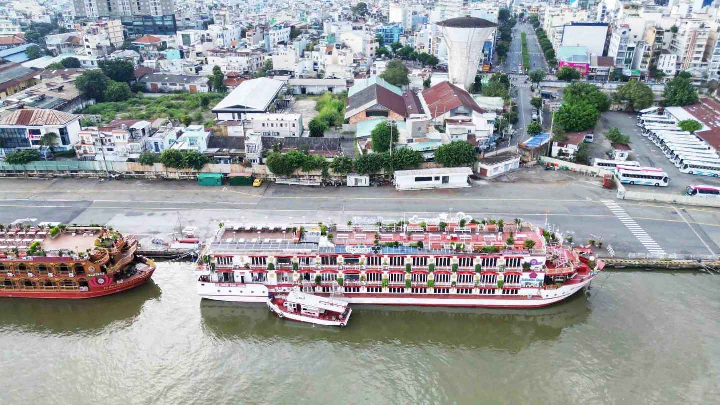 Tuyến buýt sông và các hoạt động du lịch đường thủy ngày càng phát triển, khai thác hiệu quả tiềm năng của sông Sài Gòn trong phát triển kinh tế và du lịch. Ảnh: Lê Bảo