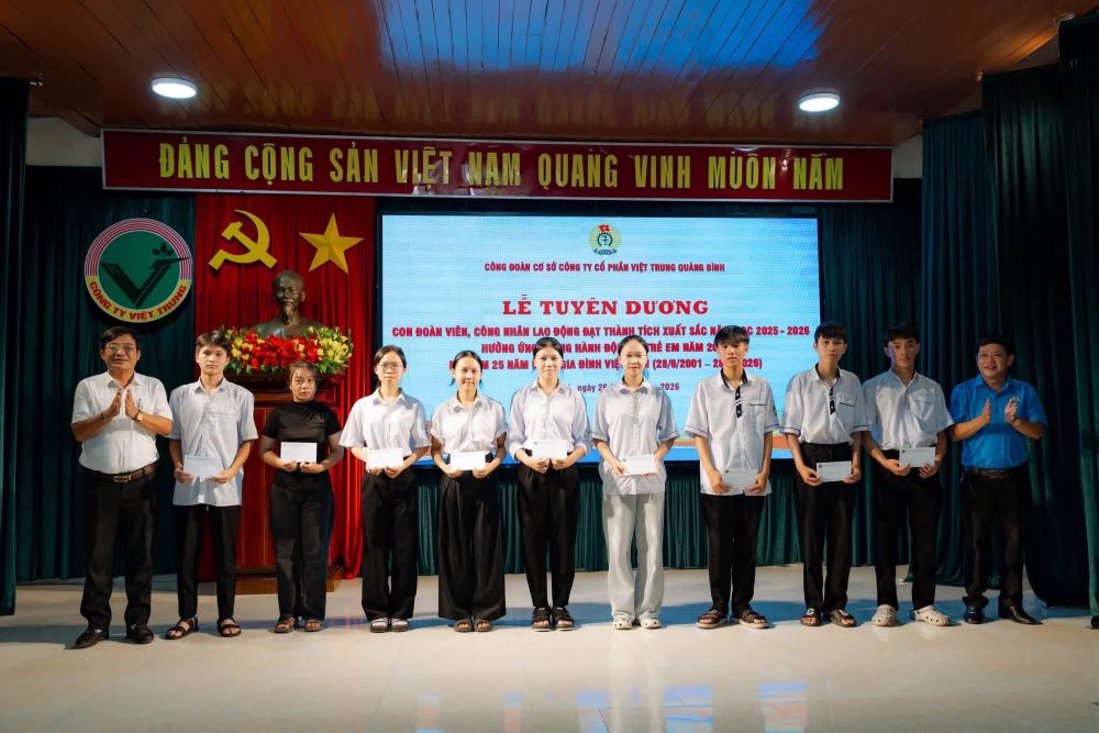 The Trade Union of Viet Trung Quang Binh Joint Stock Company commends and rewards children of union members with excellent academic achievements. Photo: Quang Tri Trade Union