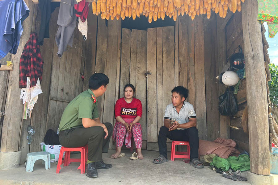 Ảnh: Công an xã Vụ Bổn tuyên truyền pháp luật tại nhà đồng bào người Mông ở thôn 12, xã Vụ Bổn (Đắk Lắk). Ảnh: Công an Đắk Lắk