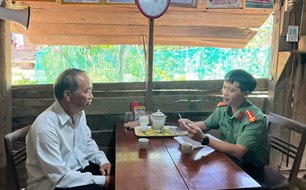 Công an xã huy động người có uy tín tuyên truyền pháp luật