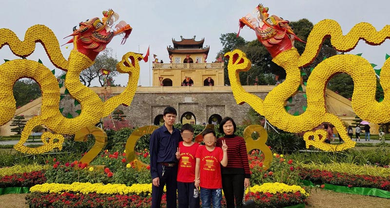 Vợ chồng ông Lê Hoàng Vũ bên các con. Ảnh: NVCC