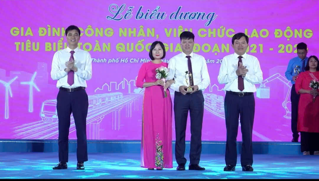Standing Vice President of the Vietnam General Confederation of Labor Ngo Duy Hieu (far left) shares joy with the family of Mr. Le Hoang Vu, who is 1 of 95 typical families of workers, civil servants, and laborers nationwide in the period 2021-2026. Photo: NVCC