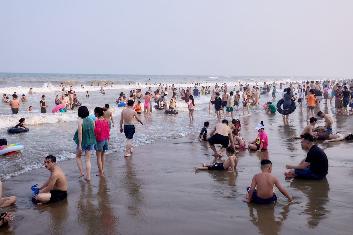 With gentle, beautiful beaches, clear water, and strong waves, Sam Son is always a sea tourism destination attracting tourists. Photo: Quach Du