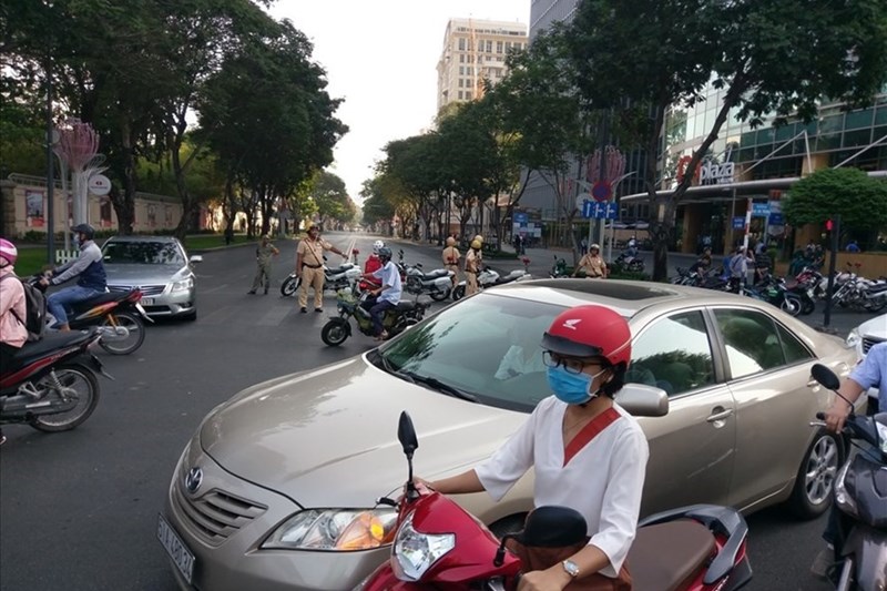Ho Chi Minh City directs traffic and restricts some vehicles from entering the central area on the morning of July 2. Photo: Anh Tu