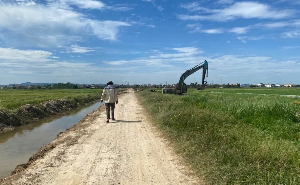Machinery is brought to the construction site, but the number of equipment and construction personnel is quite sparse. Photo: Ngoc Anh