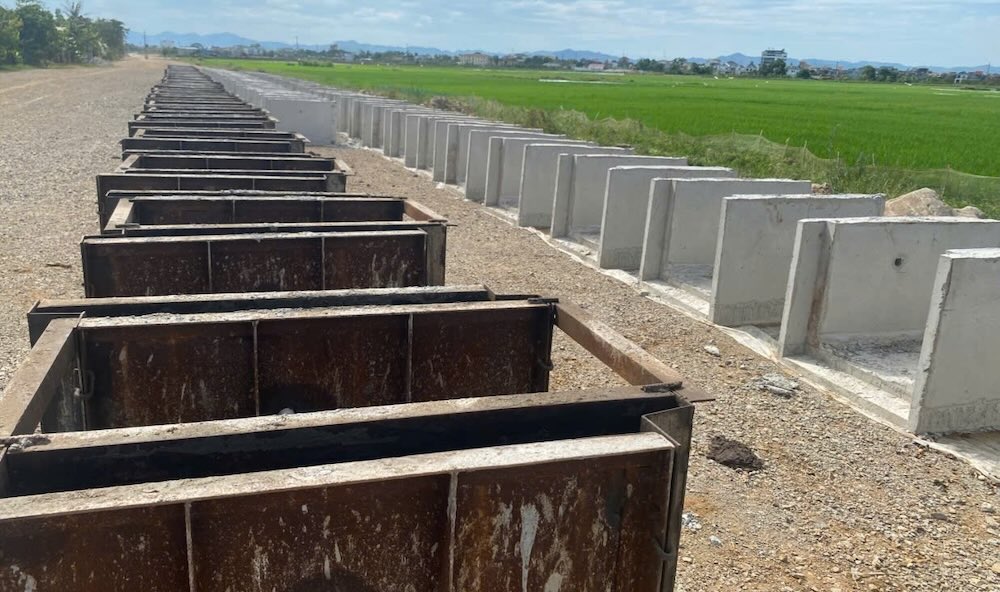 Nhiều cấu kiện bê tông được đúc sẵn, tập kết dọc tuyến để phục vụ thi công, song tiến độ dự án vẫn còn chậm. Ảnh: Ngọc Anh 
