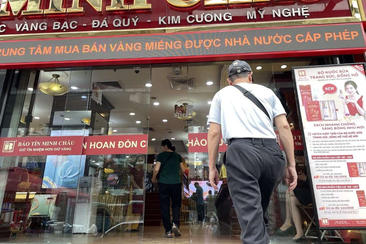 Số ít những người đến cửa hàng giao dịch mua vào - bán ra trong sáng nay. Ảnh: Hạ Linh 