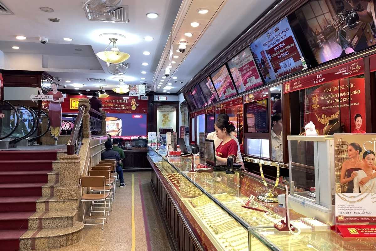 El precio de los anillos de oro sigue bajando, las tiendas están vacías. Foto: Ha Linh