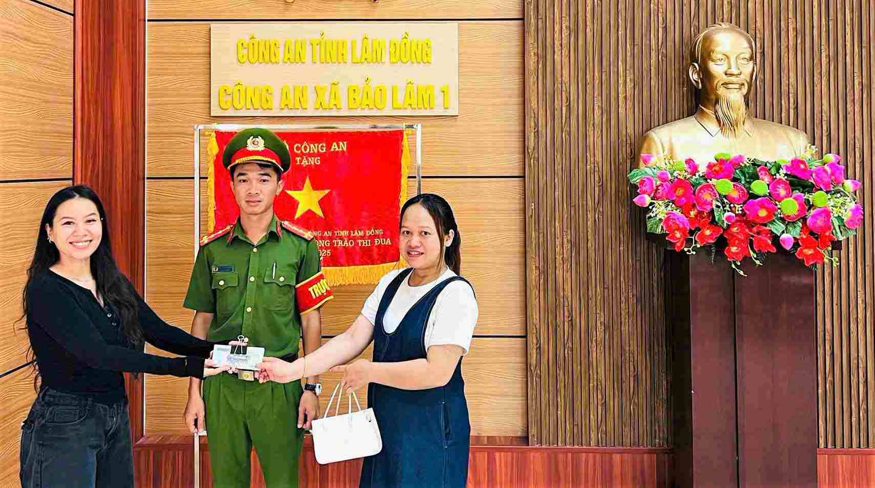 Bao Lam 1 Commune Police coordinated to verify and help Ms. H'de La Nie Kdam (right cover) receive back the mistakenly transferred 86 million VND. Photo: Quang Nhat
