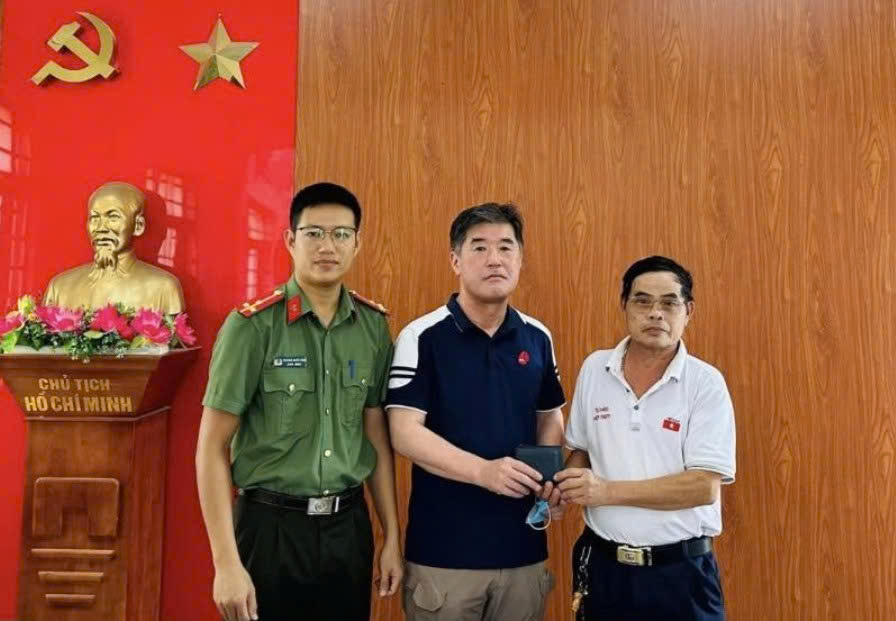 Phu Trach Commune Police return wallet to foreigner who dropped it. Photo: Phu Trach Commune Police