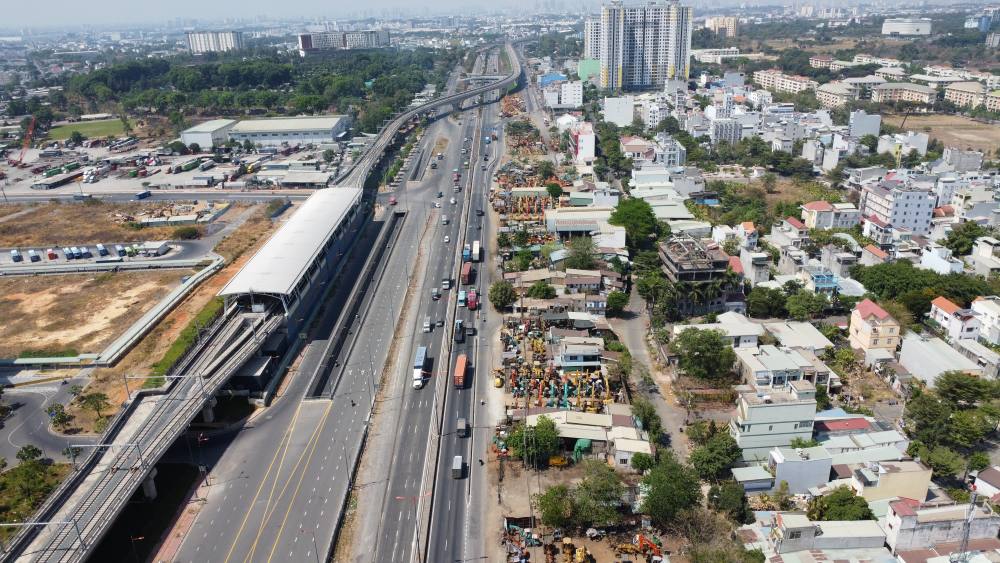 Compensation, site clearance to expand Hanoi Highway phase 2. Photo: Dinh Trong