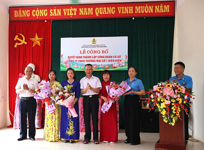 Leaders of the Provincial Labor Federation present flowers to congratulate the grassroots Trade Union of Dien Bien Trade Co., Ltd. No. 1. Photo: Thanh Binh