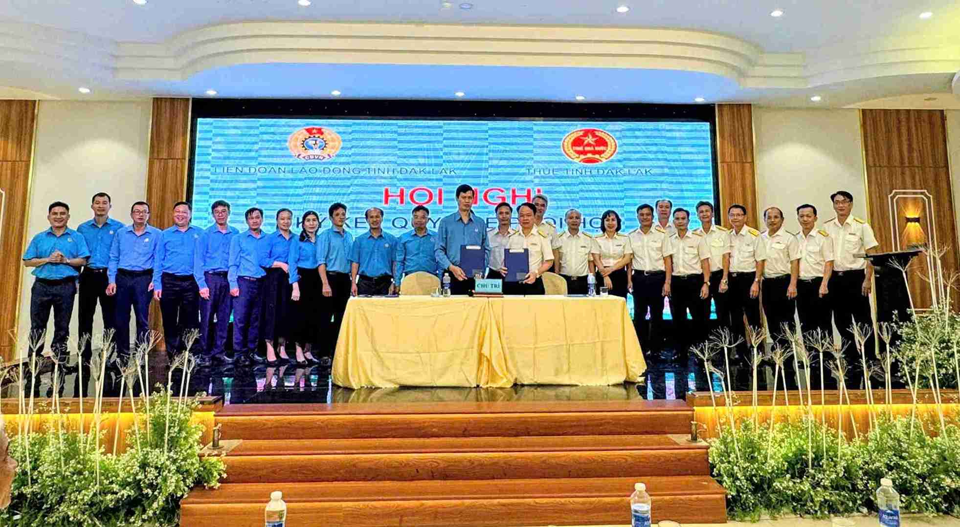 Dak Lak Provincial Labor Federation and Provincial Tax Department sign Coordination Regulations on trade union fee collection. Photo: Dak Lak Trade Union