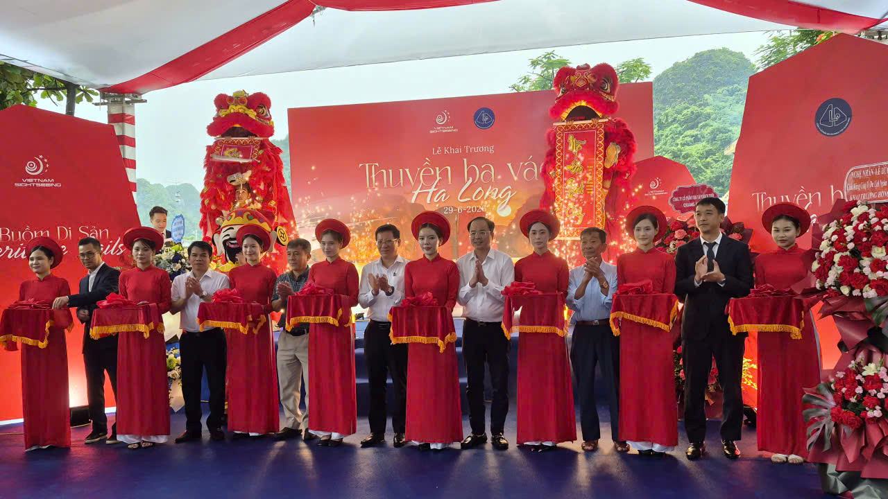 Lễ khai trương sản phẩm trải nghiệm thuyền ba vách trên vịnh Hạ Long. Ảnh: Nguyễn Hùng
