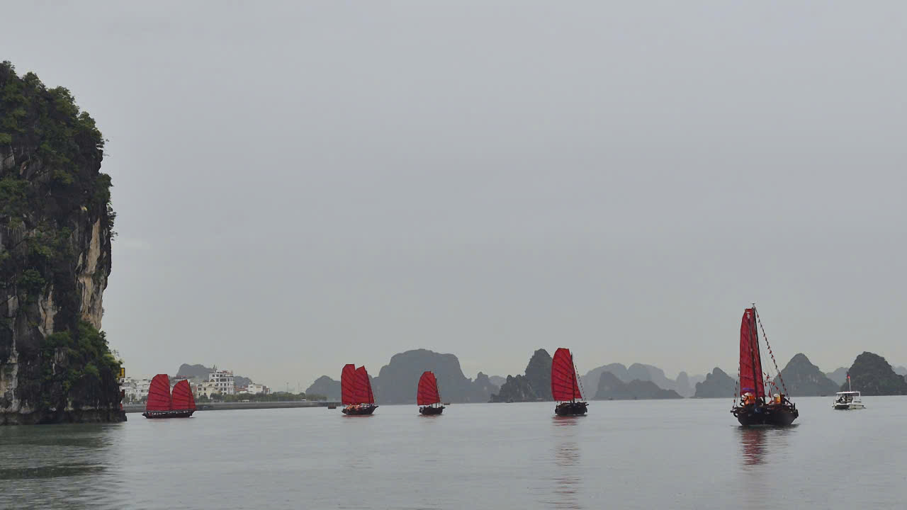 The trip to experience and admire Ha Long Bay on a three-wall sailboat officially went into operation from June 29, 2026. Photo: Nguyen Hung