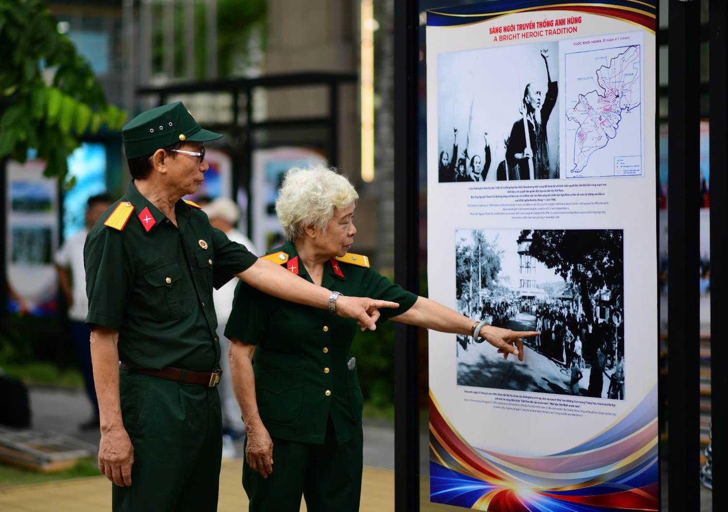 Les anciens combattants regardent une exposition de photos au parc Chi Lăng (quartier de Saïgon). Photo: Anh Tú