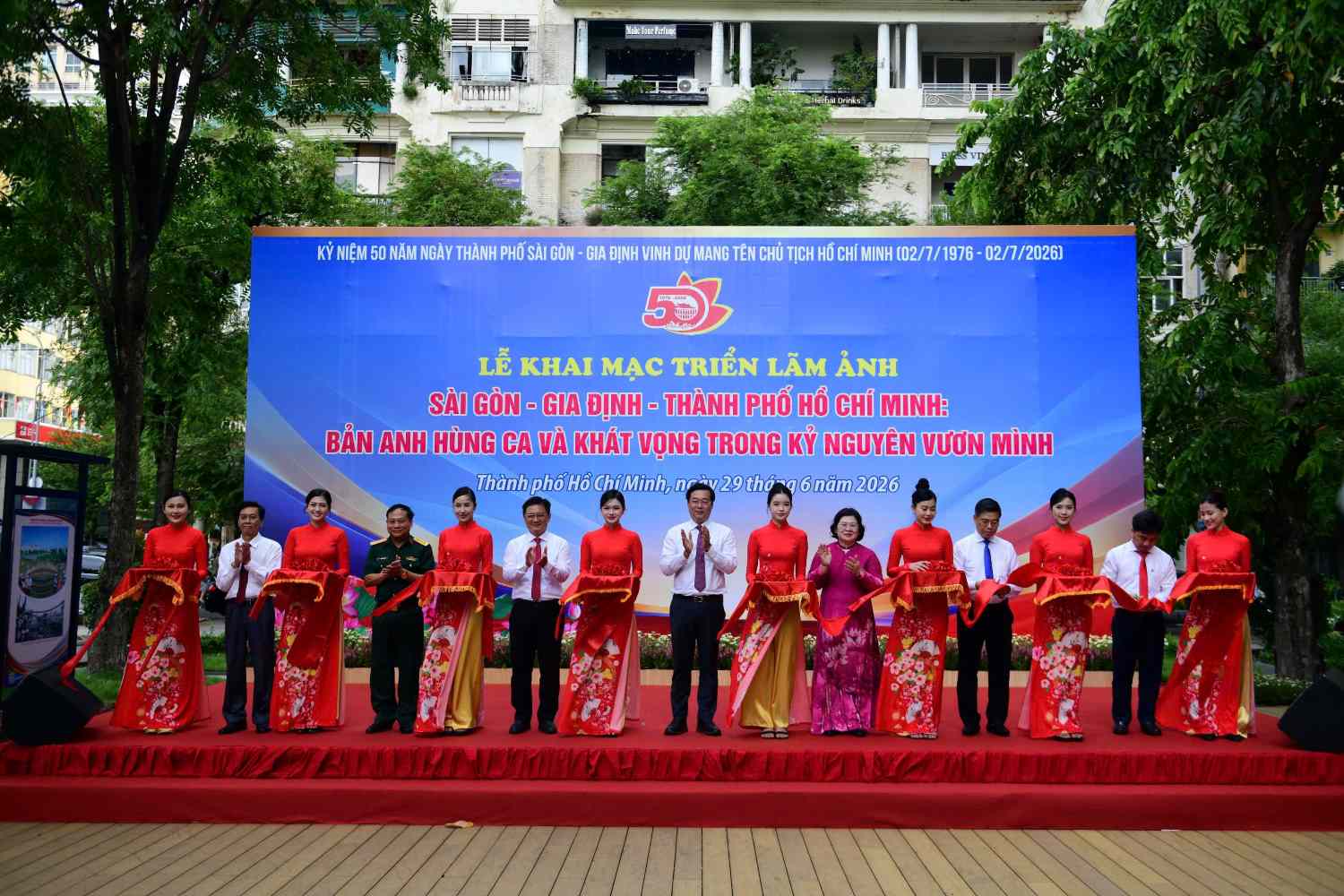 Lãnh đạo TPHCM cắt băng khai mạc triển lãm ảnh.   Ảnh: Anh Tú