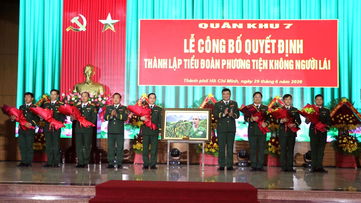 Overview of the ceremony announcing the decision to establish the Unmanned Vehicle Battalion under the General Staff of Military Region 7. Photo: Thanh An