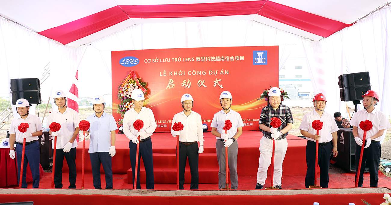 Delegates perform the groundbreaking ceremony of the LENS Accommodation Project, Quang Chau Industrial Park (Bac Ninh province). Photo: Thao My