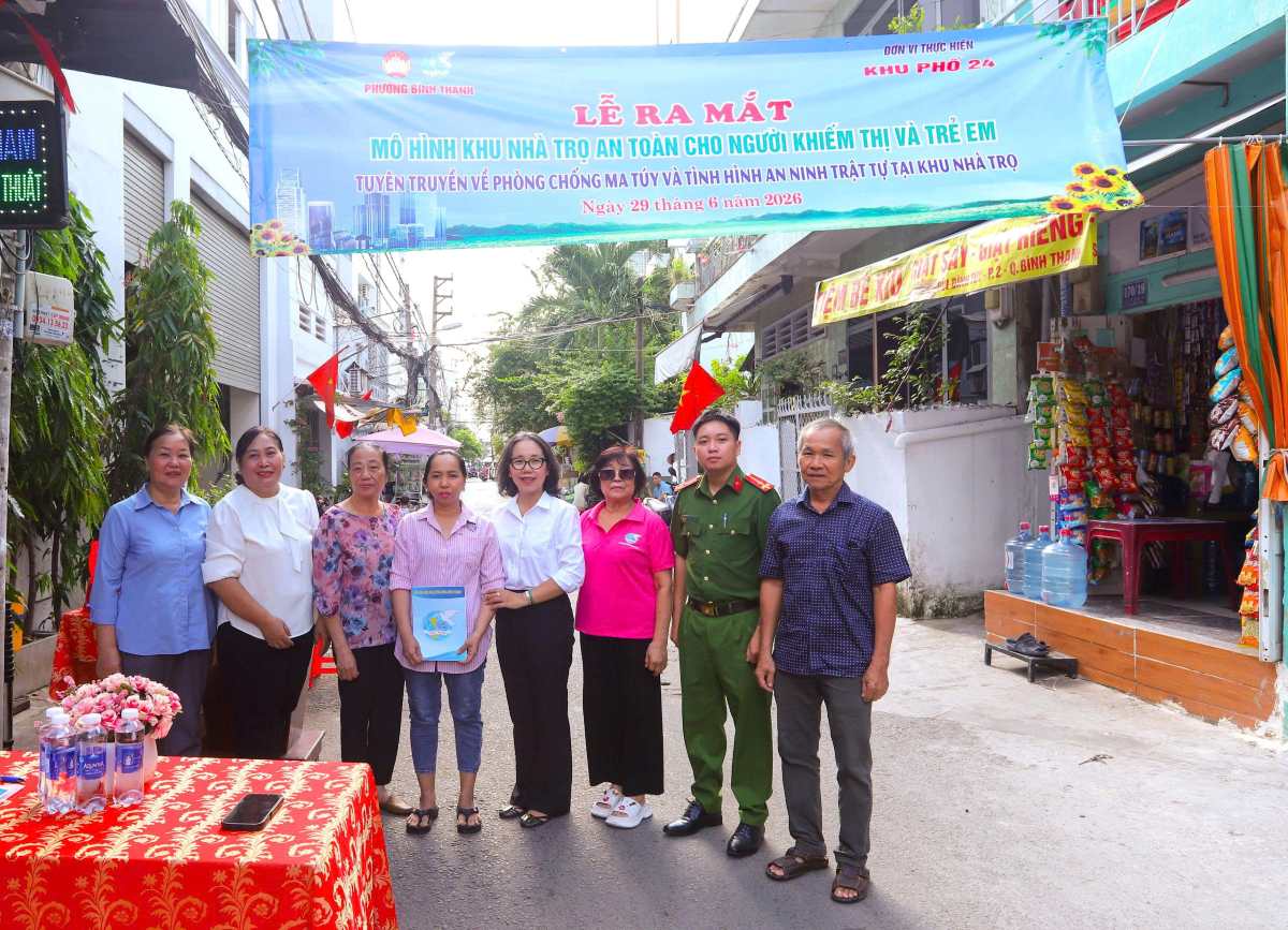 Ra mắt mô hình “Khu nhà trọ an toàn cho người khiếm thị và trẻ em” tại phường Bình Thạnh (TPHCM). Ảnh: Phường Bình Thạnh