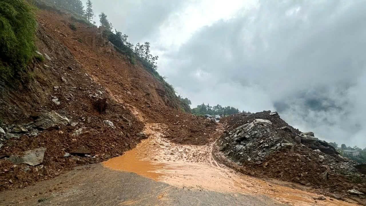 Heavy rain caused landslides on the road to the center of Son Vi commune. Photo: Son Vi Commune Police
