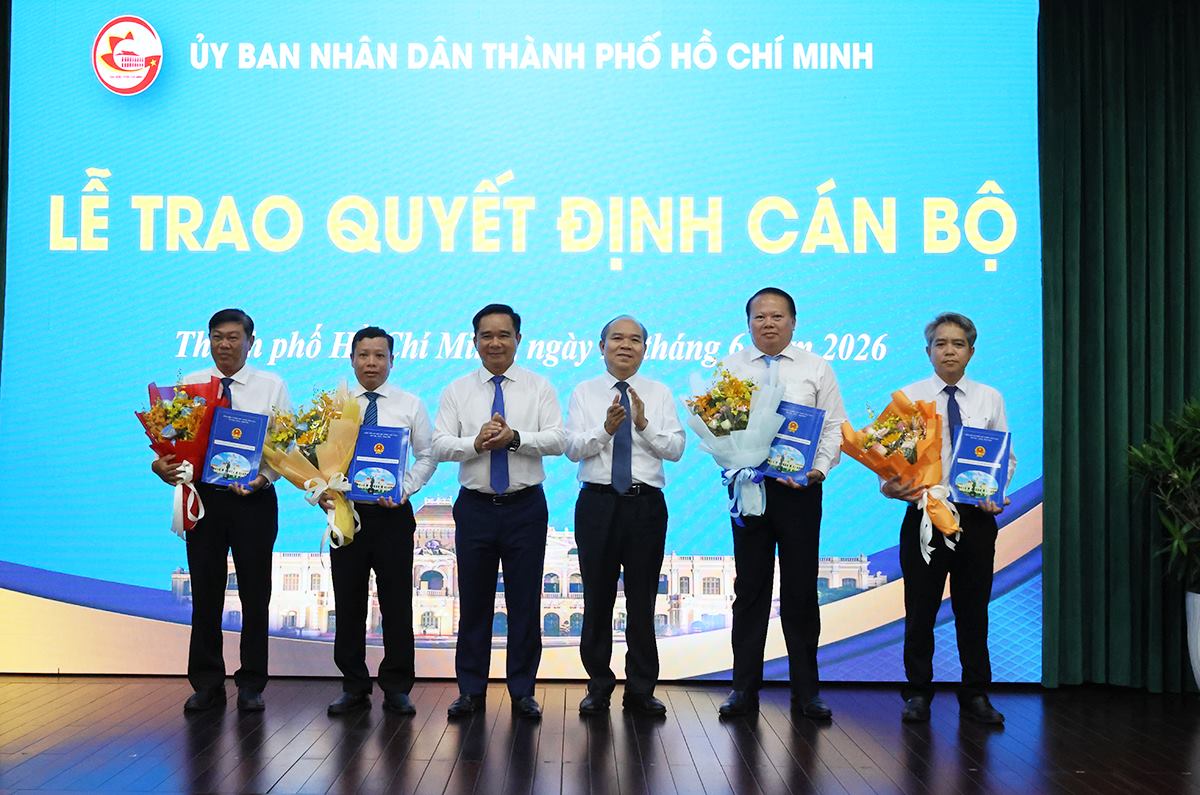 Lãnh đạo UBND TPHCM trao quyết định điều động cán bộ đến công tác tại các phường.  Ảnh: Phương Chi