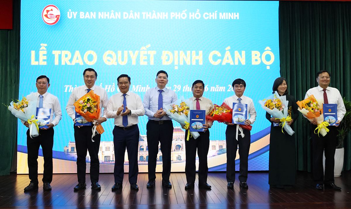 Lãnh đạo UBND TPHCM trao quyết định điều động cán bộ.  Ảnh: Phương Chi