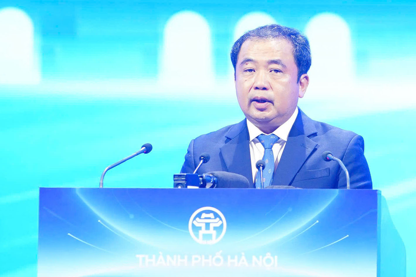 政治局委員、ハノイ市党委員会書記のチャン・ドゥック・タン氏が、首都ハノイの100年展望と2026年の投資促進に関する全体計画を発表する会議で発言。写真:ズイ・ファム