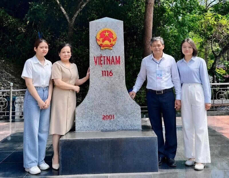 Familia modelo de la profesora Đồng Hương Gấm - Jefa del Departamento de Teoría Básica, Escuela Política Hoàng Văn Thụ, provincia de Lạng Sơn. Foto: NVCC