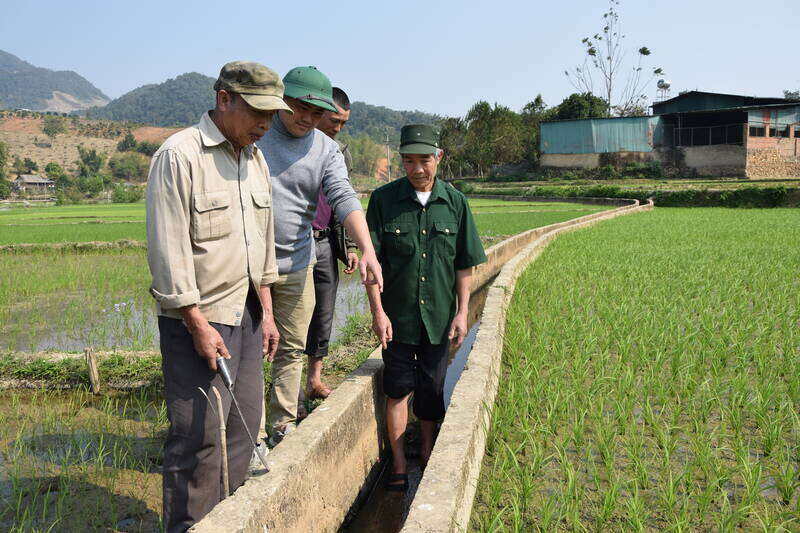 Đơn vị chức năng và ban quản lý bản Lạnh, xã Sốp Cộp kiểm tra thực trạng đập dâng và mương dẫn nước. Ảnh: Trường Sơn