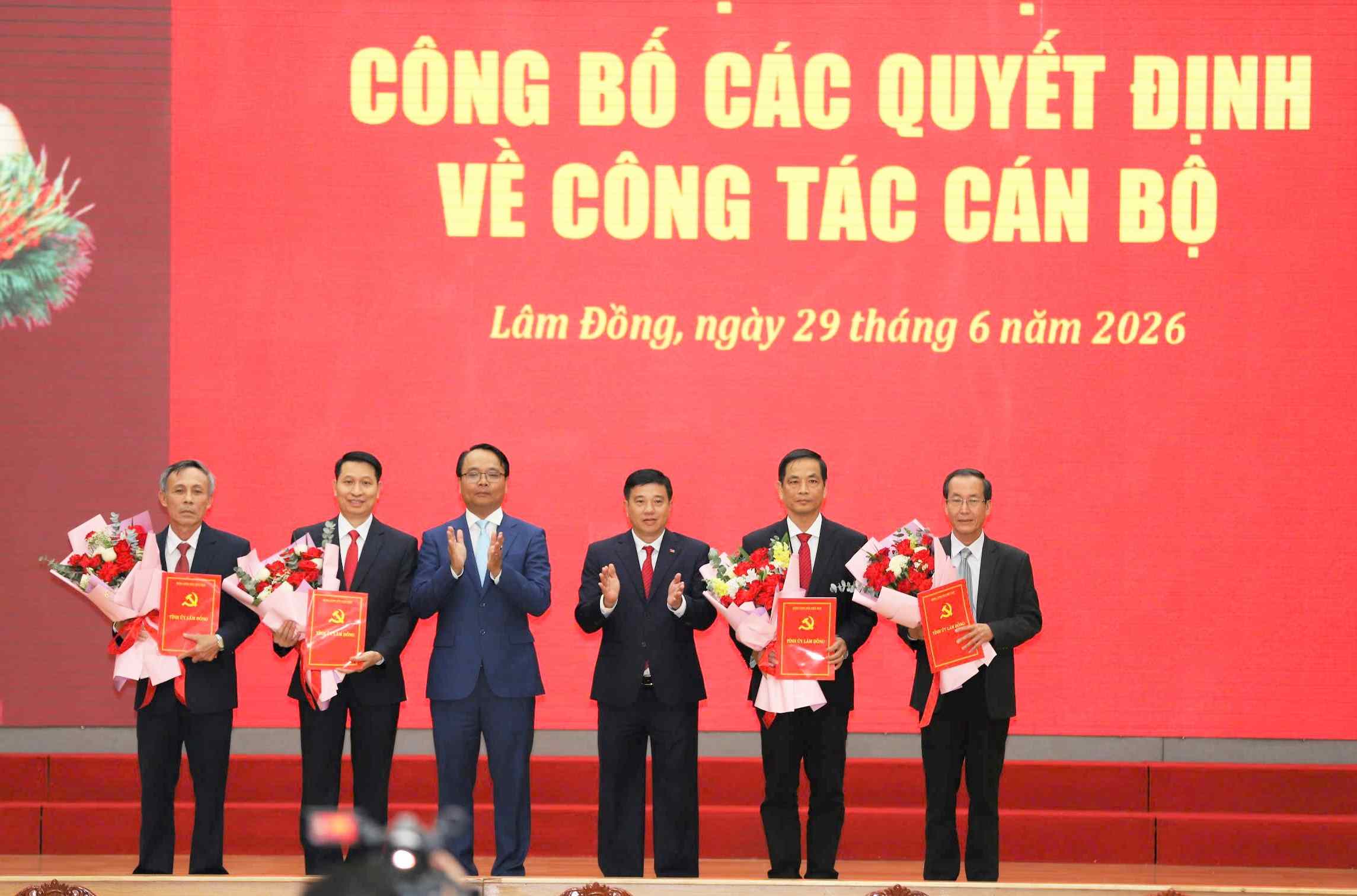 Mr. Y Thanh Ha Nie Kdam - Member of the Party Central Committee, Secretary of the Lam Dong Provincial Party Committee and Mr. Dang Hong Sy - Standing Deputy Secretary of the Lam Dong Provincial Party Committee - present decisions to transfer key officials. Photo: Phuc Khanh