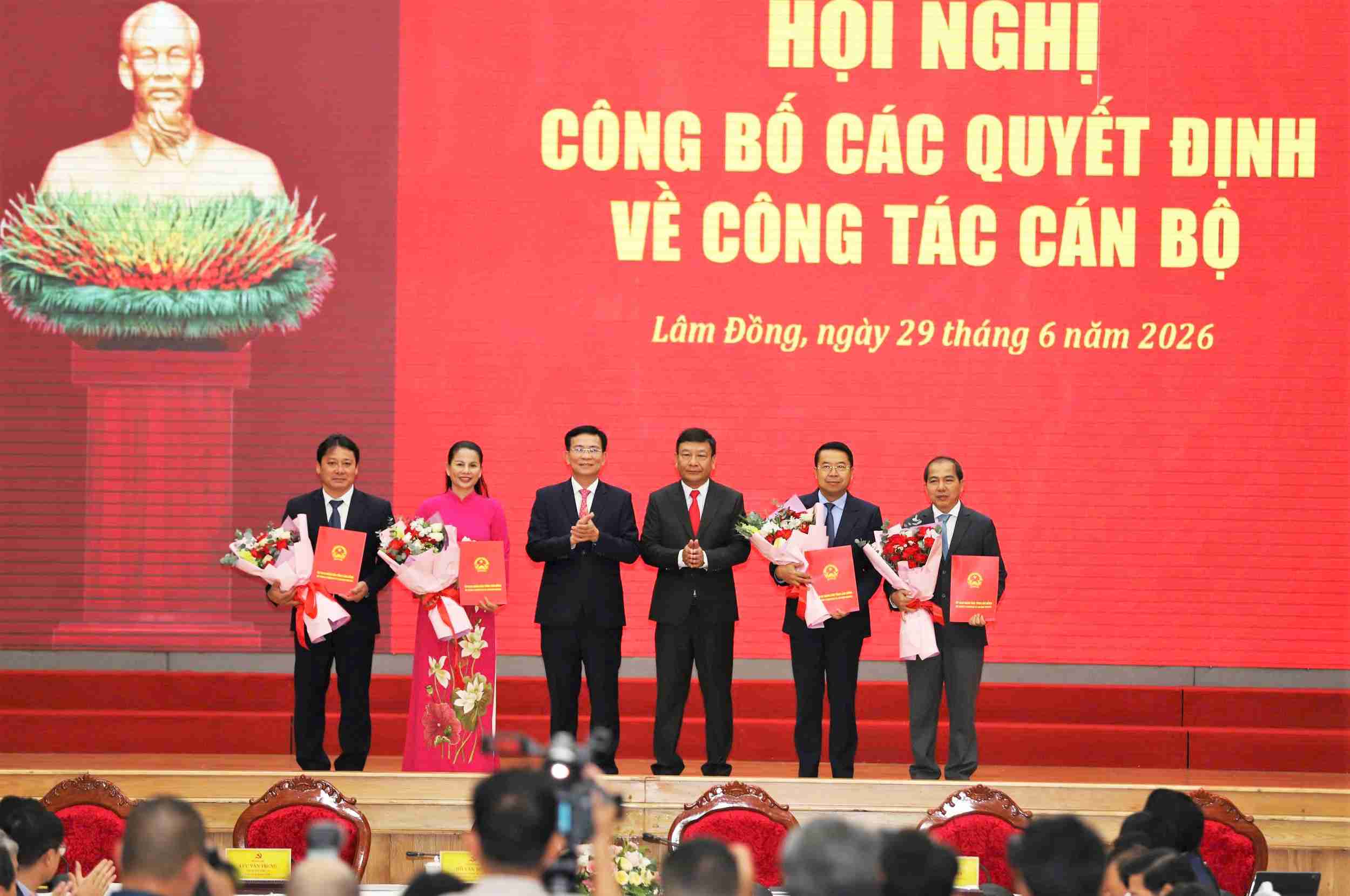 Ông Hồ Văn Mười - Ủy viên Trung ương Đảng, Chủ tịch UBND tỉnh Lâm Đồng và lãnh đạo Tỉnh ủy trao quyết định điều động cán bộ chủ chốt thuộc UBND tỉnh. Ảnh: Phúc Khánh 