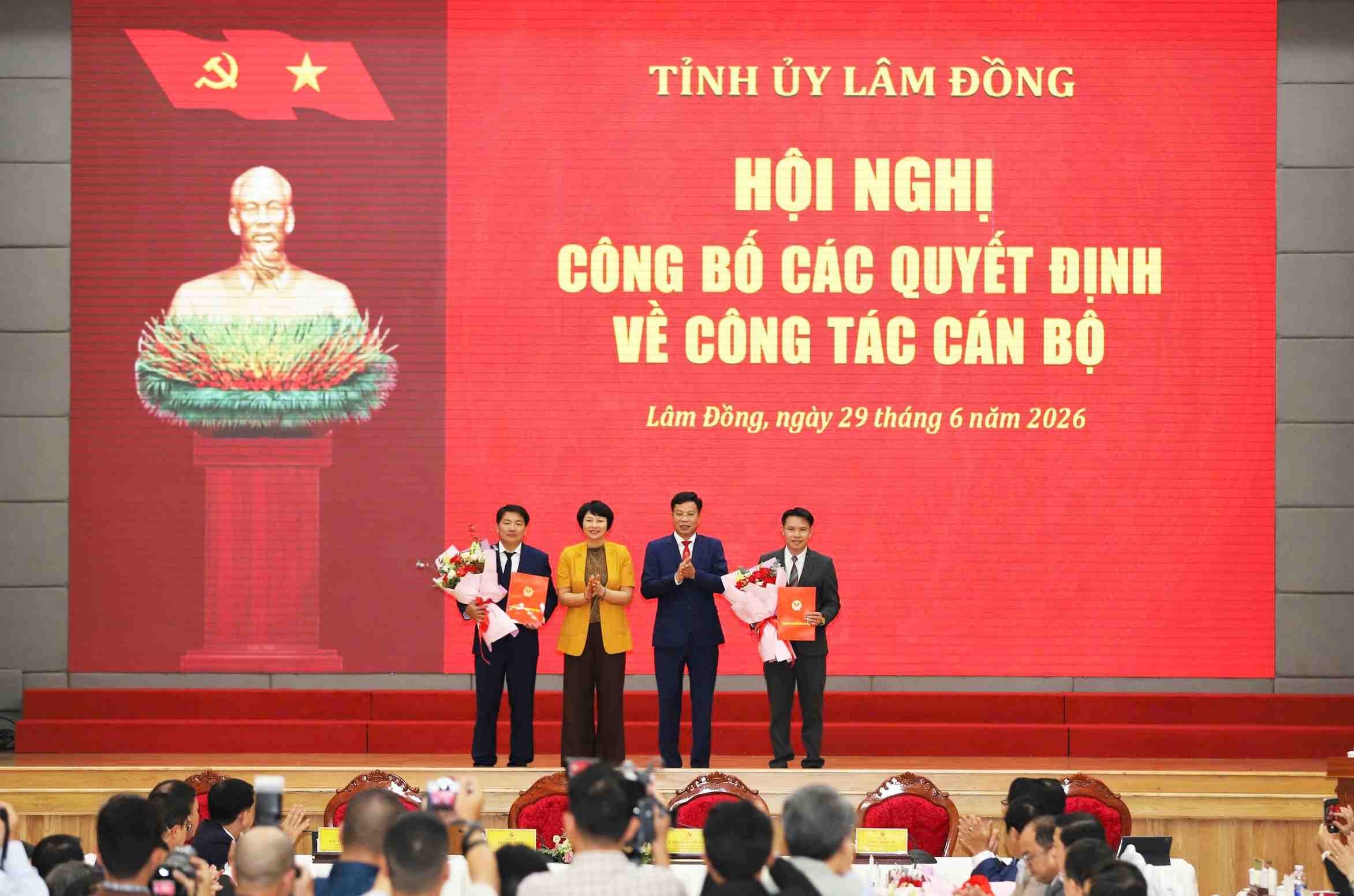 Ông Lưu Văn Trung - Phó Bí thư Tỉnh ủy, Chủ tịch HNĐN tỉnh Lâm Đồng và bà Phạm Thị Phúc - Phó Bí thư Tỉnh ủy, Chủ tịch Ủy ban MTTQ Việt Nam tỉnh trao quyết định bổ nhiệm cán bộ chủ chốt thuộc HĐND tỉnh. Ảnh: Phúc Khánh 
