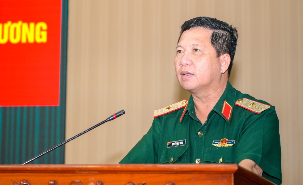 Thiếu tướng Nguyễn Văn Hùng - Chỉ huy trưởng Bộ CHQS tỉnh An Giang phát biểu tại hội nghị. Ảnh: Phương Vũ