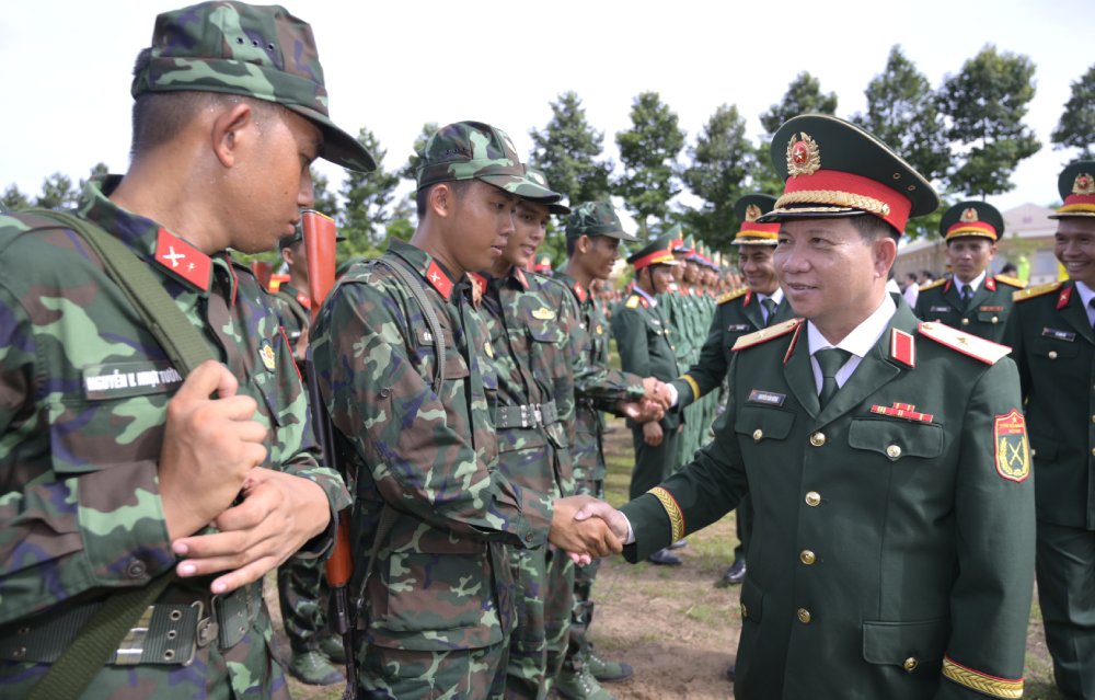 Major General Nguyen Van Hung, Commander of An Giang Provincial Military Command visited and encouraged officers and soldiers of Regiment 893. Photo: Phuong Vu